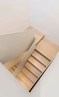 Escalier flottant en chêne massif de luxe, design moderne avec support dissimulé pour projet d'intérieur