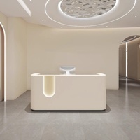 Bureau d'accueil moderne en bois massif, tendance, de luxe, écologique et durable, avec couleur et logo personnalisables pour hôtels, hôpitaux et écoles