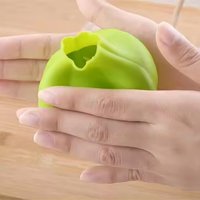 Nouveauté Rouleau hachoir rond en silicone pour éplucher l'ail presse-ail en silicone pour usage domestique