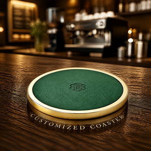 Sous-verre rond en cuir vert personnalisé avec logo en relief, bord en métal, cadeau promotionnel durable - Product Image 1