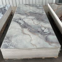 Panneau mural moderne en PVC doré, revêtement UV, imperméable, ignifuge, à motif géométrique pour murs et plafonds intérieurs