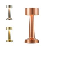 Petite lampe de table de style européen, base en résine sculptée, lampe de décoration intérieure pour salon, chambre à coucher, lampe à piles