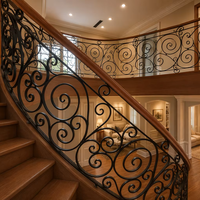Escalier en colimaçon incurvé de luxe moderne avec balustrade en fer forgé et main courante en bois massif