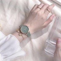 Montre pour femme à bracelet en cuir bleu ciel au design minimaliste, boîtier en alliage doré, montre à quartz décontractée pour étudiante