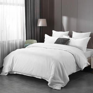 طقم أغطية سرير فندقي مخصص، غطاء لحاف بتصميم شخصي للراحة والأناقة، متوفر بمقاسات كينج وكوين - Product Image 3