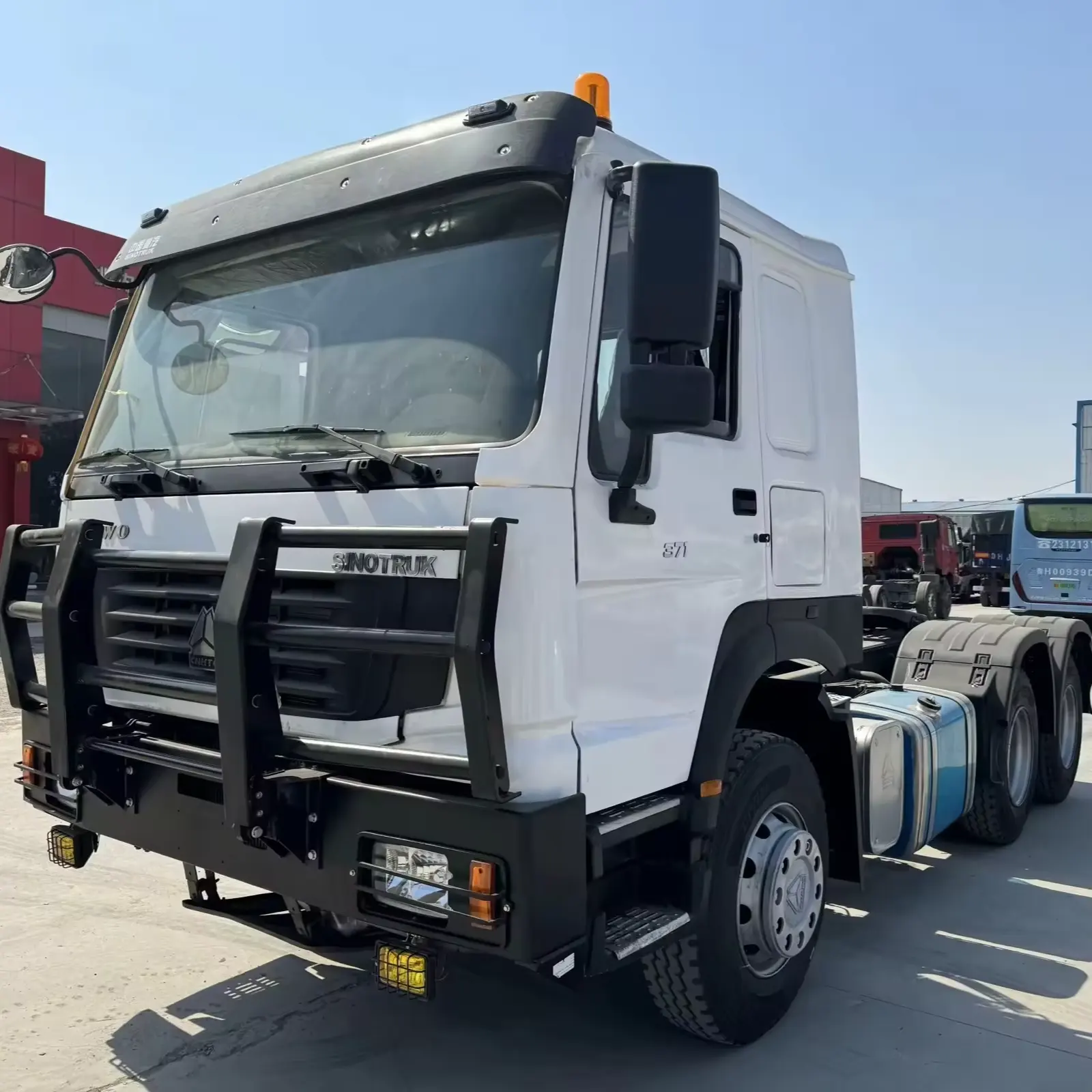 Sinotruck Euro 2 ağır 10 Wheeler 6X 4 HOWO traktör kamyon farklı renk ile afrika pazarı için