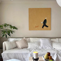 Décoration murale sans cadre, minimaliste, avec figurine abstraite de Teckel mâle, en technique impasto sur toile, jaune moutarde doux, pour une ambiance délicate.