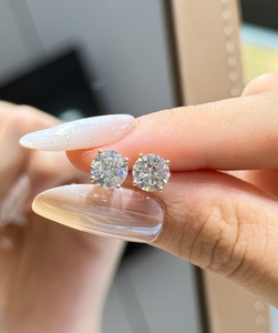Boucles d'oreilles clous personnalisées à 4 griffes avec diamant de laboratoire CVD/HPHT 1 carat, or blanc, diamant rond/poire/émeraude certifié IGI, bijoux unisexe - Product Image 3