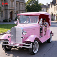 Roadster électrique de style antique avec capote blanche et phares doubles pour les balades en bord de mer et les promenades dans les parcs