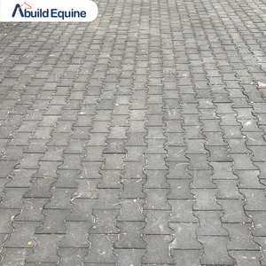 بلاط مطاطي مضاد للانزلاق على شكل عظمة الكلب مباشرة من المصنع، بسماكة 23-45 مم، متوفر باللون الأسود/الأحمر/الرمادي/الأخضر لممرات إسطبلات الخيول - Product Image 1