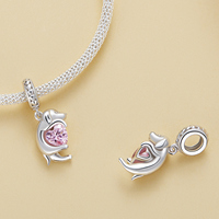 Pendentif en alliage plaqué argent avec breloque chien et cristal cœur rose serti, design animal mignon, cadeau bijou unisexe
