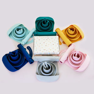 Juego de alimentación de silicona para bebés, libre de BPA, con plato dividido, babero, taza, tenedor y cuchara, con ventosa, personalizable con logotipo a color. - Product Image 5