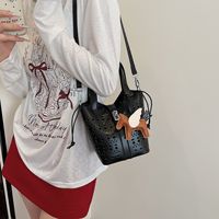 Sacs à main seau ajourés pour femmes, collection été 2026, avec breloques mignonnes, sacs à cordon, tendance et très demandés