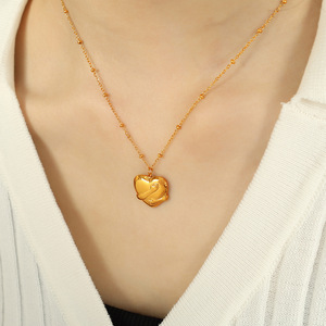 Collar con Colgante de Corazón Abrazado en 3D con Tema de Amor Romántico, Chapado en Oro, Acero Inoxidable, Resistente al Agua, Joyería Femenina - Product Image 2