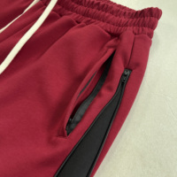 Pantalon de jogging large à rayures avec poches zippées YKK, fente à l'ourlet, panneaux contrastants et patchwork bicolore sur les côtés