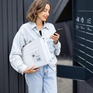 Почтовые пакеты из переработанного черного полимера с индивидуальным логотипом для экспресс-доставки одежды - Product Image 6