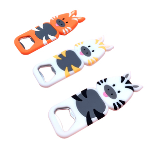 Décapsuleur magnétique de réfrigérateur en PVC motif ours de dessin animé avec logo personnalisé, porte-clés/mousqueton en PVC souple, article promotionnel du fabricant - Product Image 1