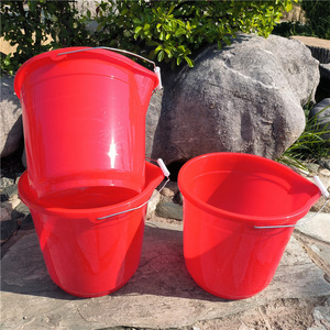 Cubo de Plástico con Boquilla Rojo 30X27X26Cm para Lavado de Autos y Uso Agrícola - Product Image 4