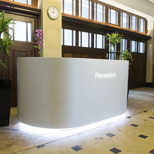 高品质白色柯瑞安石制成的现代沙龙接待台，配有定制发光标志 - Product Image 4