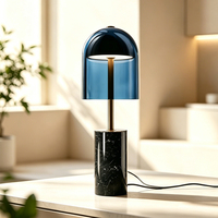 Lámpara de Mesa Moderna con Arco de Vidrio Azul, Base Cilíndrica de Mármol Negro, Conector de Latón, Luz LED Cálida, para Dormitorio, Hotel u Oficina