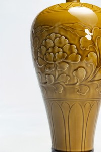 Vaso in Porcellana Ding con Smalto Giallo e Decorazione <span class=keywords><strong>Sgraffito</strong></span> a Peonia e Prugna - Product Image 2