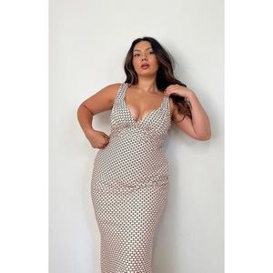 Robe longue sans manches à imprimé pois noir et blanc avec bretelles en V – Grande Vente - Product Image 2