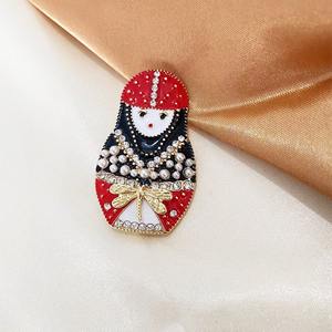 1 pièce <span class=keywords><strong>Broche</strong></span> Matryoshka russe en émail rouge, élégante et tendance, ornée de perles et de strass, pour femmes, nouveau bijou - Product Image 3