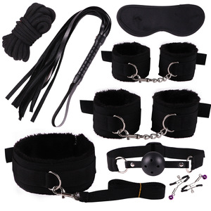 Ensemble de 8 pièces sexy en peluche rose pour couples : menottes moelleuses, bandeau pour les yeux, collier, fouet, bâillon à boule – Accessoire exotique pour chambre à coucher - Product Image 3
