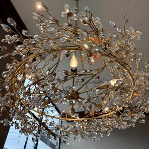 Lustre en cristal de luxe, design couronne, avec éléments en forme de branche <span class=keywords><strong>d</strong></span>'arbre, guirlande <span class=keywords><strong>d</strong></span>écorative et pendentifs floraux en cristal, pour hall <span class=keywords><strong>d</strong></span>'hôtel et villa duplex - Product Image 2