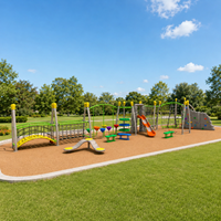 Parcours d'obstacles linéaire personnalisable de grande envergure pour enfants, idéal pour les communautés et les centres de villégiature