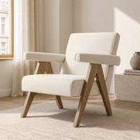 Fauteuil en tissu crème pour projet hôtelier et villa, avec accoudoirs et structure en bois, idéal pour salon, chambre et lecture