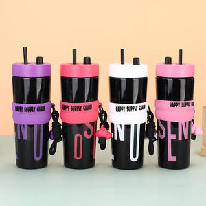 Kızlar için büyük kapasiteli plastik su şişesi 900ml sevimli pembe su bardakları kapaklı saman taşınabilir araba spor içme suyu bardağı - Product Image 1