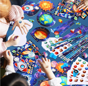 Paquete de Regalo de Juguetes con Temática Espacial: Bolas de Planetas, OVNI, Cohete, Astronauta, Mini Cuadernos, Lápices, Borradores, Reglas, Sellos, Pegatinas - Product Image 3