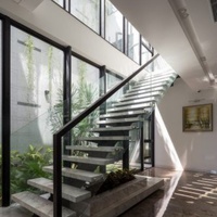 Escalier droit de style loft industriel, structure en acier apparente avec marches en bois