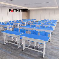 Bureau double gris pour étudiants avec deux chaises, siège ventilé à fentes, table large partagée, plateau ouvert bleu sous le bureau, mobilier scolaire