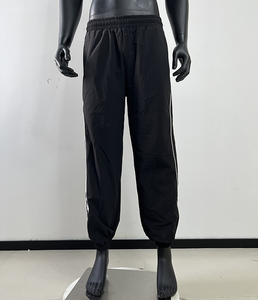OEM personalizzato stampa dello schermo Logo riflettente <span class=keywords><strong>a</strong></span> <span class=keywords><strong>strisce</strong></span> laterali sport frangivento in poliestere pantaloni impermeabili in Nylon pantaloni da ginnastica per gli uomini - Product Image 4