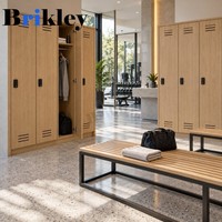 Casiers de vestiaire en bois Brikley couleur chêne avec serrure à combinaison/bracelet RFID anti-rayures pour spa et salle de sport
