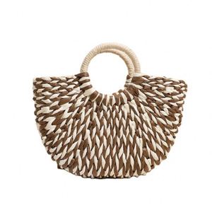 Panier de plage demi-rond en paille pour femme 2024, nouveau modèle en rotin tressé avec pompons, idéal pour les vacances à la plage - Product Image 4