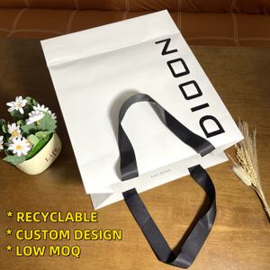 Sacs de shopping en papier kraft de luxe avec logo personnalisé, poignée en ruban, biodégradables et aseptiques pour l'emballage de vêtements, de chaussures et de cadeaux - Product Image 1