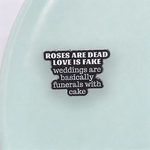 Épinglette en alliage de zinc moulé, émail rose Kawaii, avec slogan 'Rose Is Dead Love Is Fake', thème floral, cadeau pour la décoration de vêtements et sacs - Product Image 3