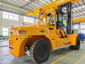 SOCMA 30Ton Forklift With Lithium-Ion Battery AWD Side Shifter - Product Image 4
