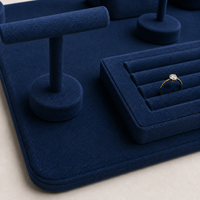 Présentoir et organisateur de bijoux personnalisé en MDF et daim beige/bleu pour colliers, boucles d'oreilles, bagues, bracelets – Présentation de comptoir pour la vente au détail