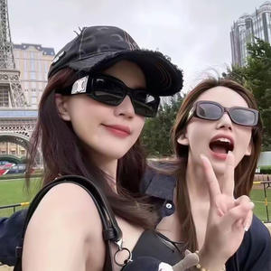 Lunettes de soleil rétro chics pour femmes, monture en plastique noir, protection UV400, type 3 verres, pour un voyage tendance et une protection solaire optimale - Product Image 1