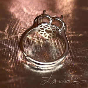 Bague vintage pour femme de la série Otherworld, incrustée de quartz rose et de strass, fabriquée à Hong Kong - Product Image 2