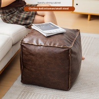 Coussin de sol carré en cuir moderne et écologique pour le rangement des vêtements