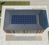 Bâtiment commercial en structure acier préfabriquée avec mur-rideau en verre et toit vert solaire