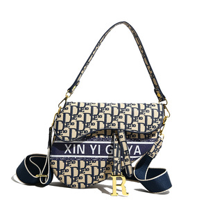 Xin Yigeya Bolso tipo bandolera pequeño de PU para mujer con cremallera y correa ajustable - Product Image 1