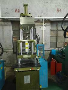 Macchina per Stampaggio a Iniezione Verticale Usata da 35t e 45t - Product Image 3