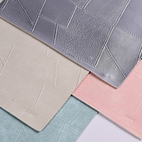 Cuir synthétique PU écologique en stock avec panneaux texturés en polaire conformes aux normes américaines pour la décoration de bagages et le textile de maison