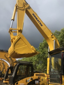 Excavatrice d'occasion Komatsu PC300-7 PC400-7 avec une masse opérationnelle de 30 tonnes. Composants principaux : moteur, boîte de vitesses, pompe à engrenages. - Product Image 5